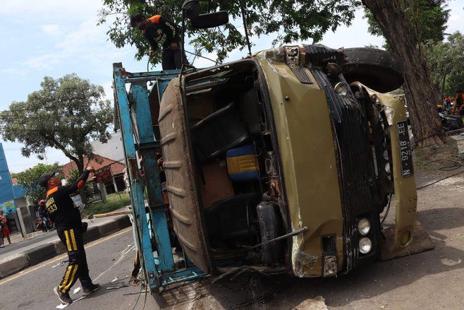 As Kemudi Lepas, Truk Terguling Tutup Ruas Jalan Jombang Menuju Surabaya