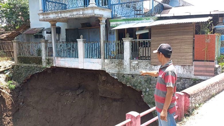 Diguyur Hujan Deras, Bangunan Rumah di Mojokerto Tergerus dan Nyaris Roboh