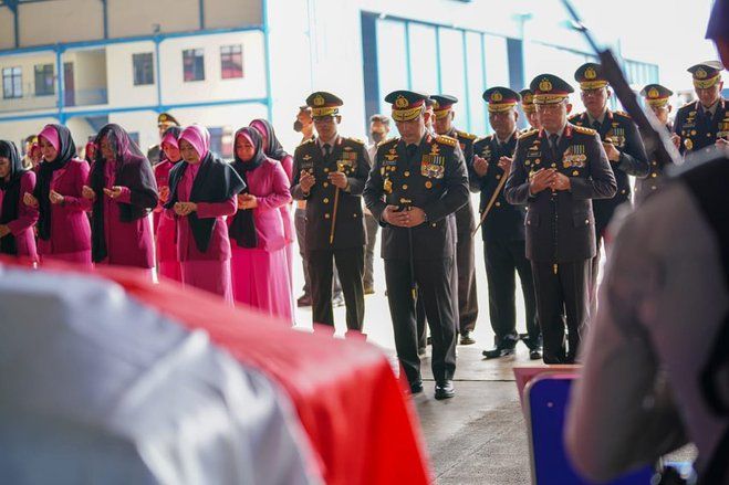 Kapolri Lepas Jenazah Korban Helikopter Jatuh di Babel