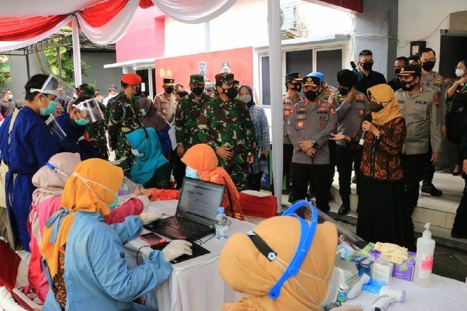 Panglima TNI dan Kapolri Tinjau Vaksinasi Massal di Puskesmas Surabaya, Ini Pesannya