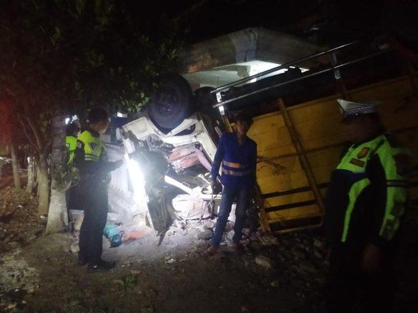Truk Berpenumpang Rombongan Wisatawan Tabrak Rumah Warga, 2 Meninggal