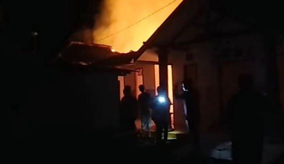 Gegara Laptop Tersambar Petir Kamar Rumah Warga di Lamongan Ludes Terbakar