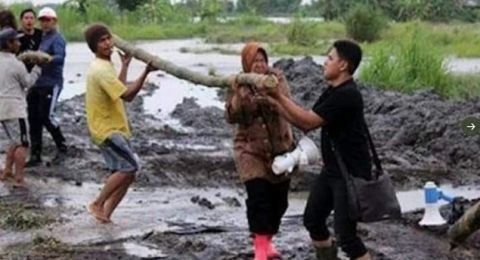 Angkat Kayu di Tempat Bencana, Risma Dapat Cibiran