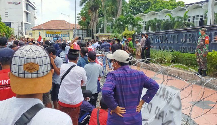 Ribuan Massa Demo Bupati Faida, Desak Minta Maaf ke Wabup Jember