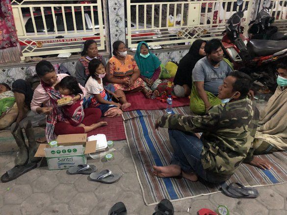 Gunung Semeru Erupsi, Warga di Pengungsian Menangis Rumahnya Tertimbun Lahar