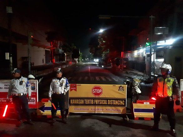 Antisipasi Covid-19, Akses Menuju Alun-Alun Caruban Ditutup 