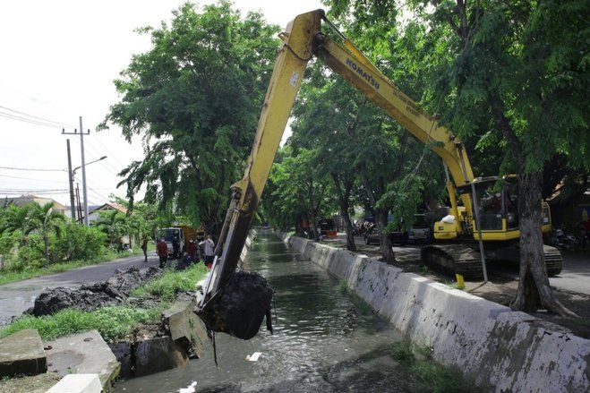 Curah Hujan Tinggi, DPUBMP Surabaya Intensifkan Pengerukan Saluran Drainase