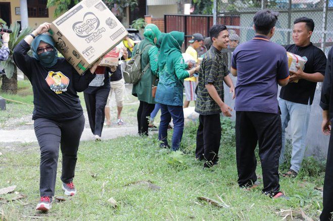 Wakil Ketua DPRD Jatim Turun Tangan Angkat Bantuan di Posko Bencana Gunung Semeru