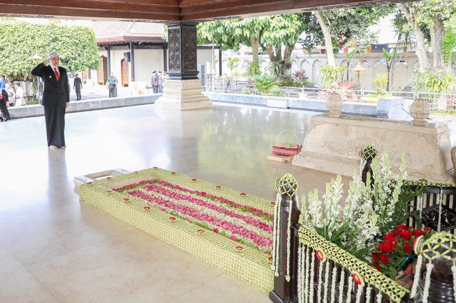 
Gubernur Khofifah Ajak Masyarakat Teladani Perjuangan dan Pengorbanan Bung Karno
