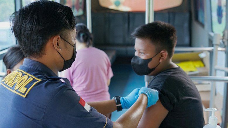 Cegah Sebaran Vaksin Omicron, Bus Gerai Vaksin Polres Gresik Lakukan Jemput Bola