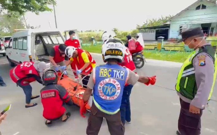 Pemotor Asal Gresik Meninggal Terserempet Truk di Mojokerto