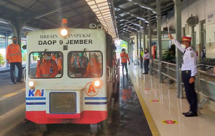 Jelang Beroperasinya Kereta Api Arus Mudik, Tim Gabungan Cek Jalur Kereta Api Daop 9 Jember