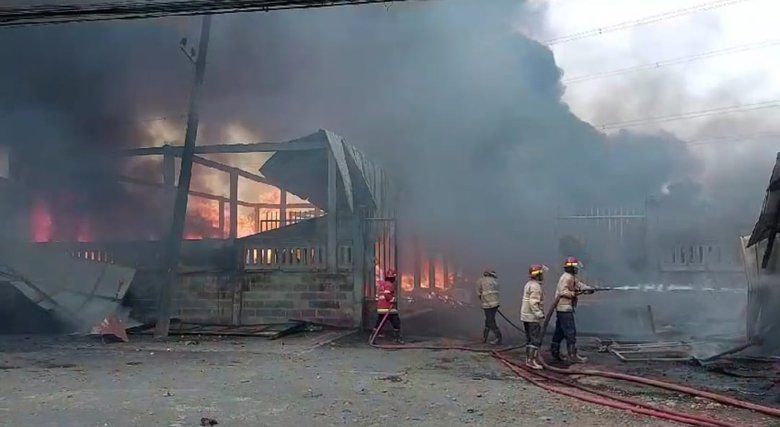 Gudang Rongsokan di Pasuruan Terbakar Hebat