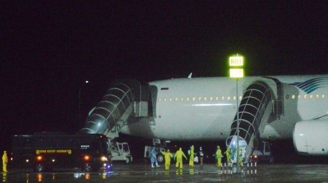 69 WNI ABK Diamond Princess Dibawa ke Pelabuhan PLN Indramayu Dengan 4 Bus