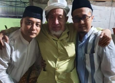 Sowan ke Cicit Syaichona Cholil, Eri Diberi Hadiah Tasbih