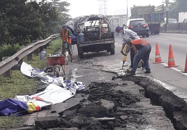 Ruas Tol Perak-Waru Retak dan Longsor, Jasamarga Kurangi Arus Masuk