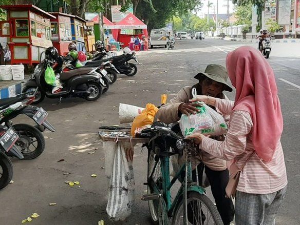 Pegawai Koperasi Harian di Probolinggo Bagikan Sembako ke Terdampak Pandemi Covid-19