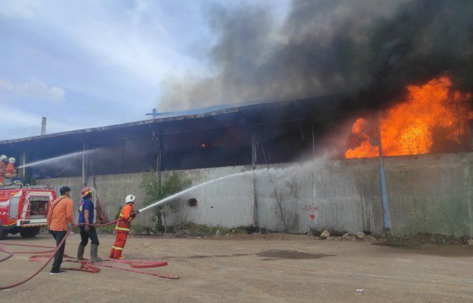 Pabrik Kopra di Mojokerto Terbakar, Pekerja Berhamburan Keluar