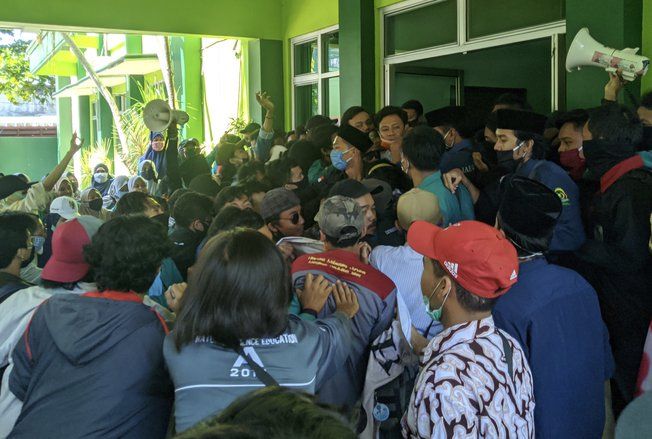 Tuntut Turunkan UKT, Aksi Demo Mahasiswa Ponorogo Berlangsung Ricuh