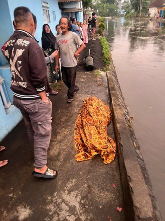 Diduga Terbawa Arus Sungai , Wanita Klojen Malang , di Temukan Megapung di Sungai Sukun Pakisaji .