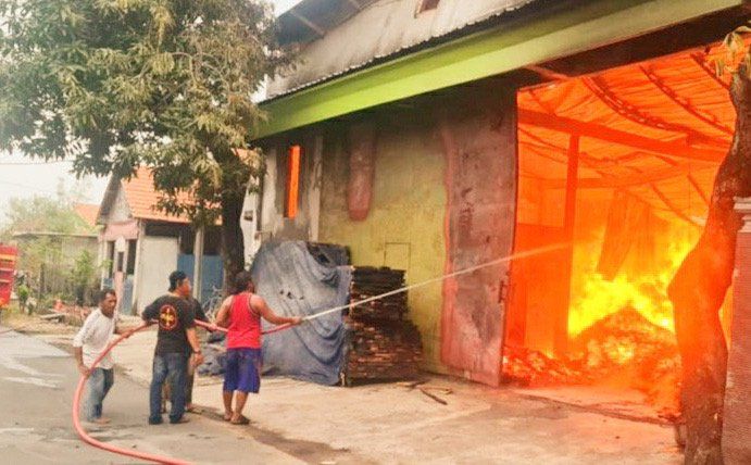 Pabrik Pallet Kayu di Gresik Terbakar