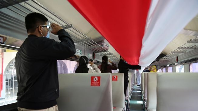 Peringati HUT RI Ke-75, Petugas KA Jakarta Bentangkan Merah Putih di Dalam Kereta Api