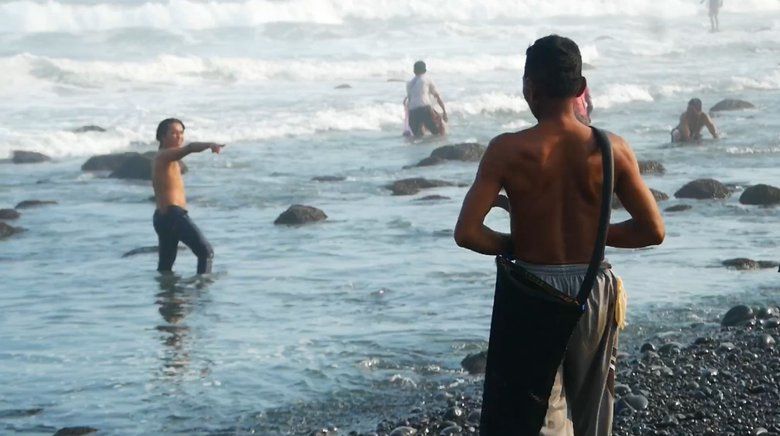 Warga Berburu Kerang di Pantai Selatan Lumajang saat Puncak Musim Kemarau