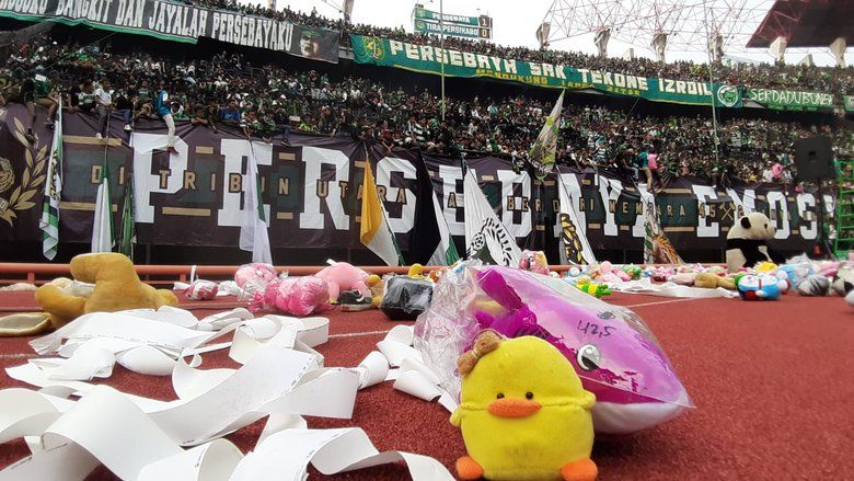 Lempar Ribuan Boneka ke Lapangan, Bonek Peduli Kanker