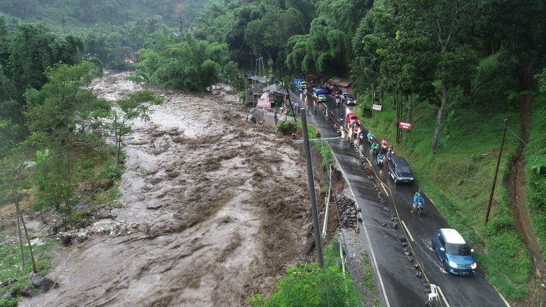Sungai Konto Pujon Longsor, Dinas PU Bina Marga Jatim Pasang Karung Pasir