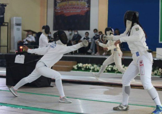 Atlit Anggar Kabupaten Probolinggo Sabet Medali Emas di Ajang Porprov VII Jatim 