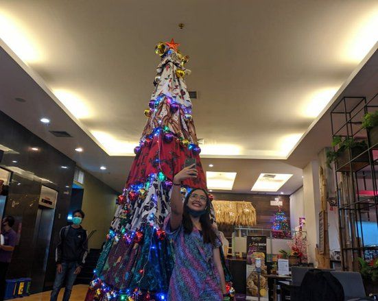 Pohon Natal dari Kain Batik Madura Bantu Perajin yang Terpuruk Akibat Pandemi