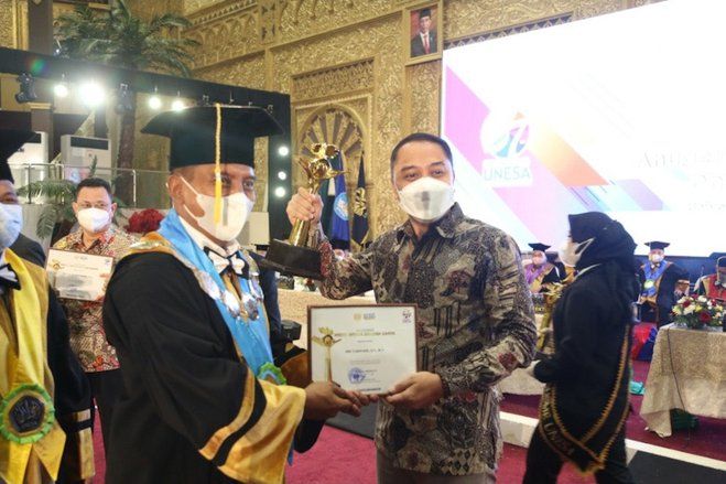 Pemkot Surabaya Terima Anugerah Widya Wiyata Dharma Samya