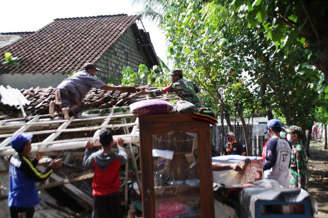 Puluhan Rumah di Kawasan Pesisir Situbondo Diterjang Angin Puting Beliung