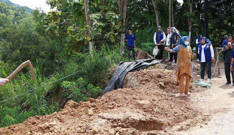 Anggota Komisi V DPR RI Sri Wahyuni, Tinjau Jalan Amblas Ponorogo-Pacitan
