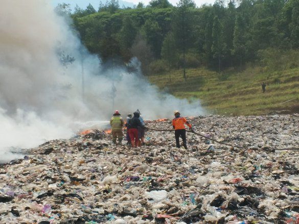 
PMK Batu Terjunkan Enam Mobil Atasi Kebakaran Hebat di TPA Tlekung