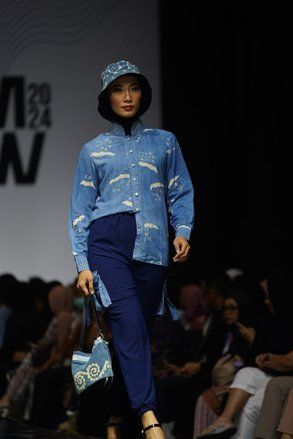 Batik Kontemporer Pewarna Alami Kota Mojokerto Melenggang di JMFW&nbsp;