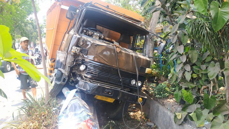 Gara-gara Kejang Mendadak saat Berkendara, Sopir Truk Tabrak PJU di Kota Malang 