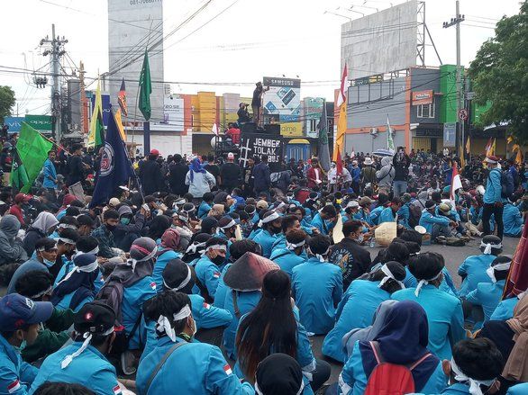 Isu Penangkapan Jadi Pemicu Aksi Tolak Omnibus Law Ricuh, Polisi Lepas 2 Mahasiswa