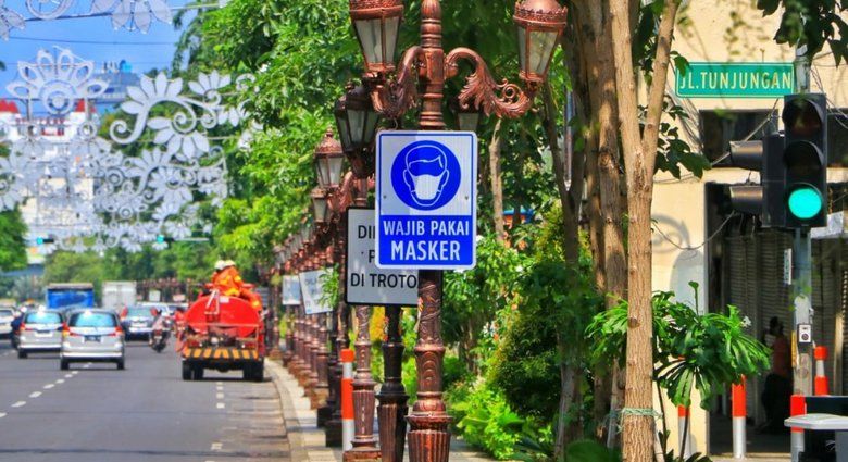 57 Titik Ruas Jalan di Surabaya&nbsp;Dipasang Rambu Wajib Pakai Masker dan Jaga Jarak