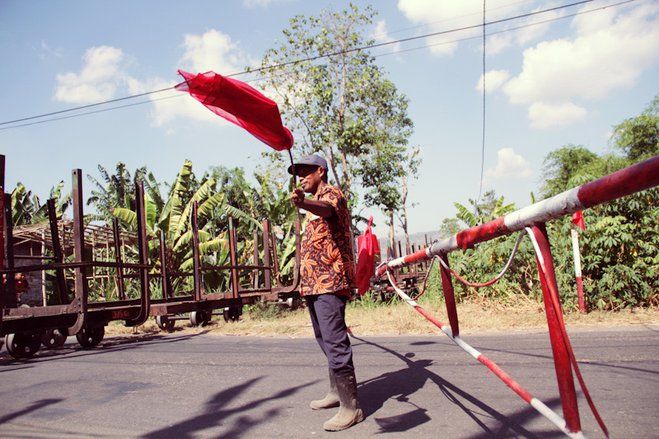Di Balik Kisah Budiyanto, Asyik Jadi Petugas Palang Pintu Lintasan Lori Pabrik Gula