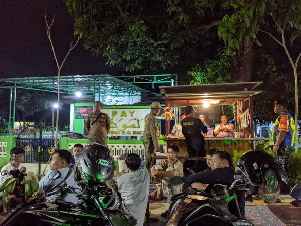 Dianggap Ganggu Pengguna Pejalan Kaki, Satpol PP Kota Mojokerto Tertibkan Pedagang Angkringan di Sepanjang Jalan Empunala
