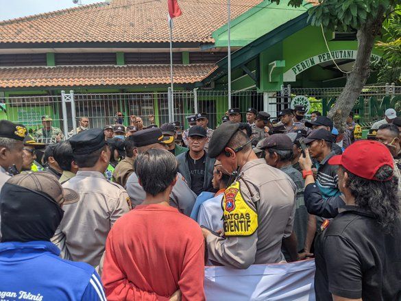 
Petani Mojokerto Demo Perhutani, Khawatir Lahan Tergusur Tanaman Tebu 