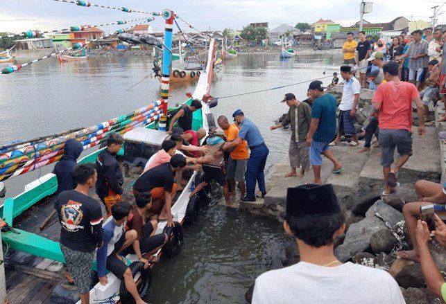Perahu Tenggelam, Lima Jam 11 Nelayan Situbondo Bertahan Hidup di Tengah Laut