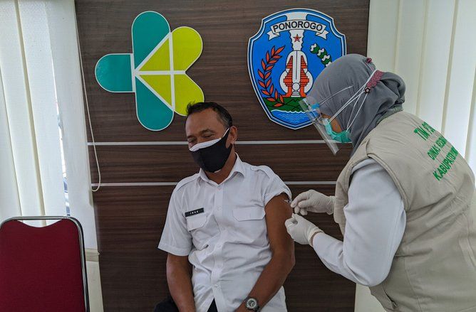 Vaksinasi Tahap Kedua Dinkes Ponorogo Fokus ke Tenaga Kesehatan