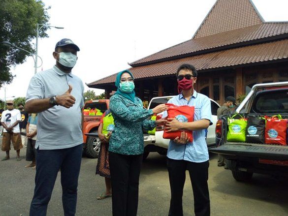 Peduli Pada Warga Terdampak Covid-19, PKK Ponorogo Berikan Bantuan Sembako dan APD