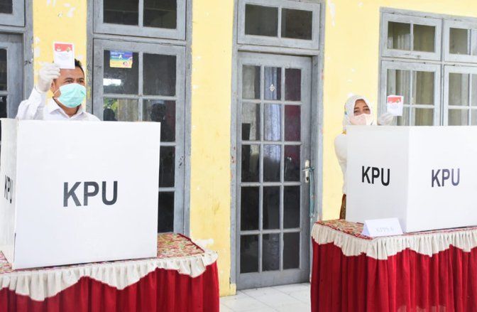 Pilkada Mojokerto, Pungkasiadi Datang Lebih Awal Nyoblos di TPS 13 Bareng Keluarga