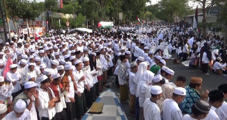 Ribuan Warga Jombang Shalat Gaib Untuk Warga Muslim Palestina