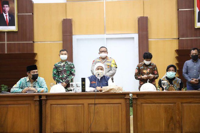 Rapat Usulan PSBB Terkait Covid, Risma Bagikan Minuman Pokak