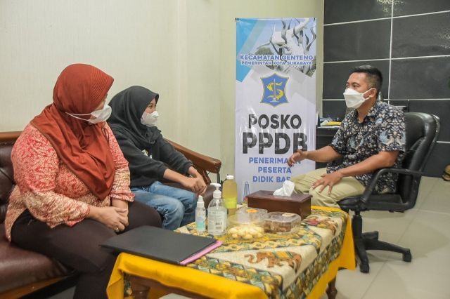 Open House, Camat Genteng Beri Solusi Permasalahan Warga Secara Langsung