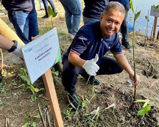 BPJS Ketenagakerjaan Mojokerto Ikut Sukseskan Semarak HUT RI ke-77 dengan Menanam Bibit Mangrove